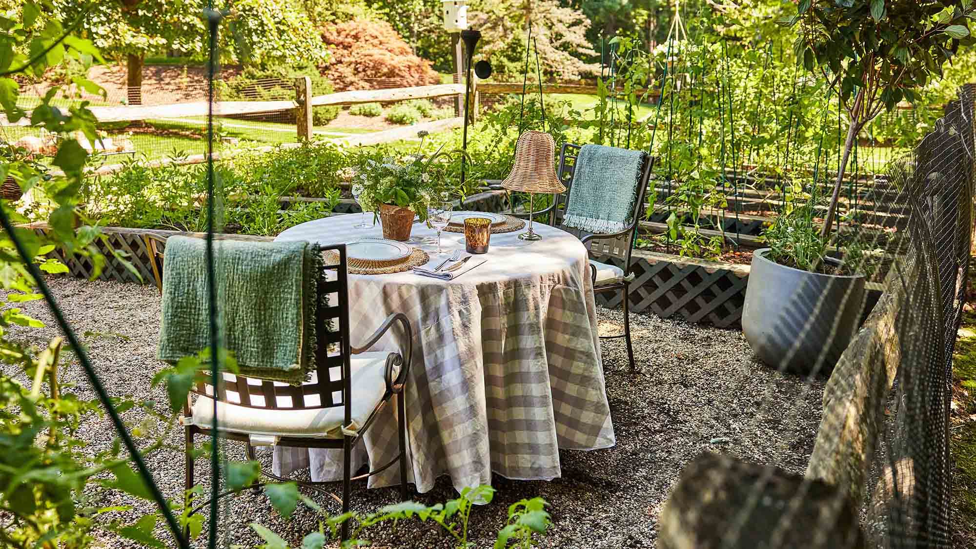 Dine in area outside